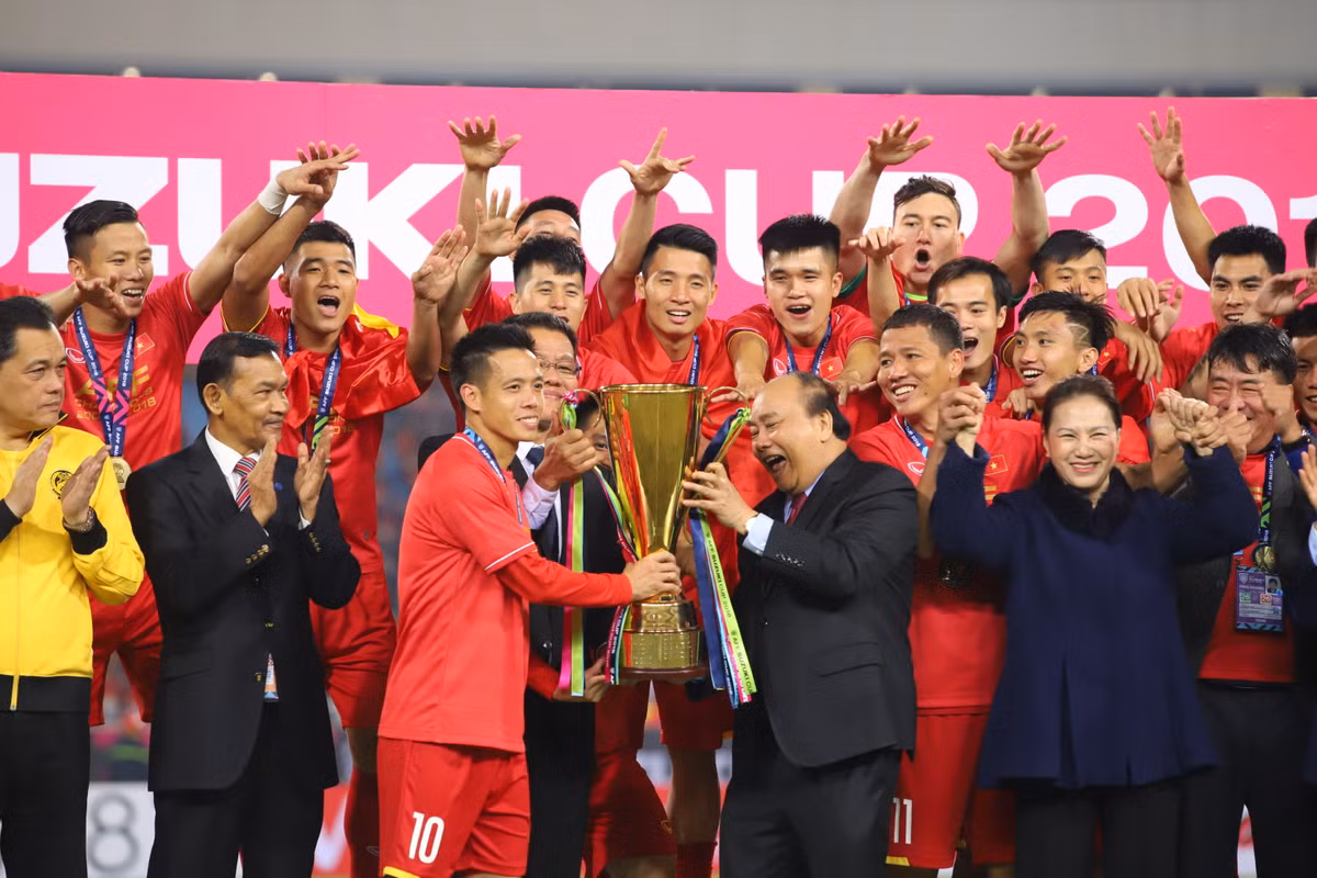 Chỉ cần 1 trận hòa với tỷ số không quá 2 bàn thắng là đội tuyển Việt Nam vô địch AFF Cup nhưng, các học trò của HLV Park Hang-seo còn làm được nhiều hơn thế khi có chiến thắng 1-0 trong trận chung kết lượt về để ấn định chiến thắng 3-2 trước Malaysia.