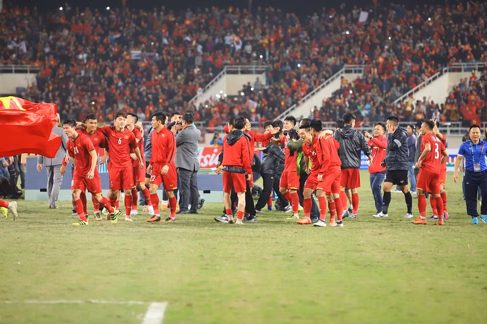 Cách đây 10 năm cũng trên SVĐ QG Mỹ Đình, đội tuyển Việt Nam vô địch AFF Cup 2018 với lứa cầu thủ của Minh Phương, Công Vinh hay Phan Văn Tài Em và họ khiến bầu không khí ở sân đấu này cực nóng bằng sự ngoan cường đấu với đại kình địch Thái Lan.