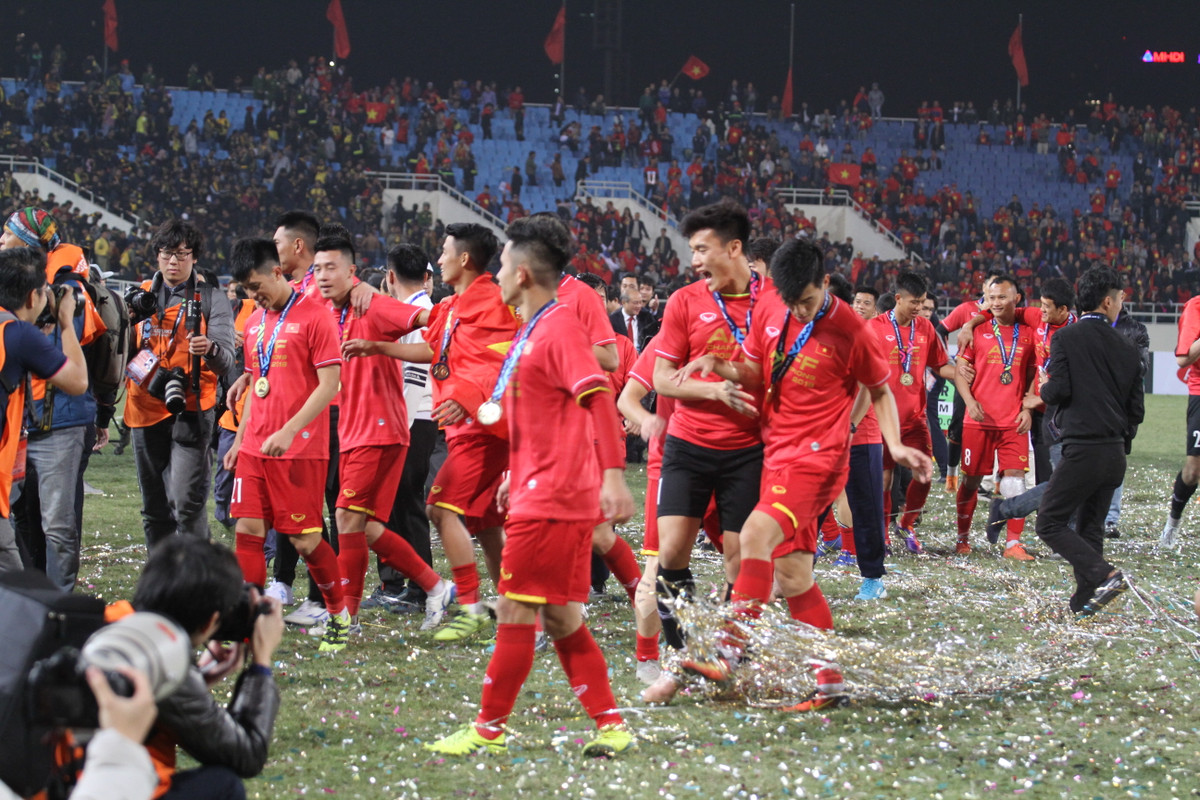 Các cầu thủ cùng BHL đã rất hoan hỷ để đi khoe cúp với hơn 40.000 khán giả có mặt trên SVĐ Mỹ Đình.