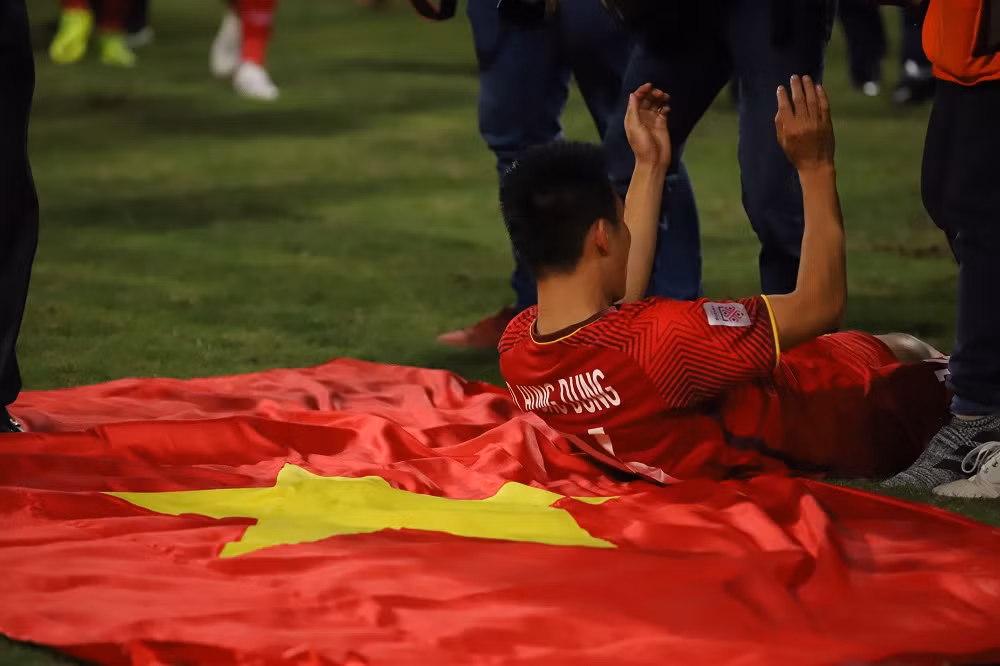 10 năm sau chức vô địch AFF Cup đầu tiên, đội tuyển Việt Nam lại đứng trước ngưỡng cửa trở thành tân vương của giải đấu bóng đá ĐNÁ khi đối đầu với Malaysia. Đặc biệt hơn khi thầy trò HLV Park Hang-seo đã có trận hòa trên sân khách và nắm thế chủ động khi trở về sân nhà Mỹ Đình.