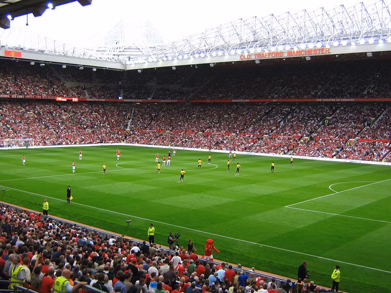 Old Trafford còn được mệnh danh là “Nhà hát của những giấc mơ” và nó luôn là nơi tuyệt vời để thưởng thức không khí cuồng nhiệt của bóng đá tại nước Anh.