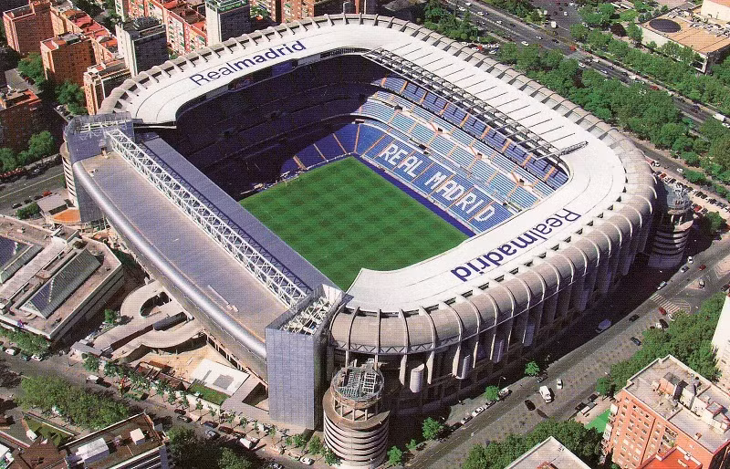 Santiago Bernabeu thuộc chủ quyền của CLB Hoàng gia Tây Ban Nha Real Madrid. Sân đấu này có sức chứa là 81.044 chỗ ngồi và mỗi tuần nó đón hơn 80 ngàn người đến đây để xem đội hình toàn sao của Real Madrid thi đấu.