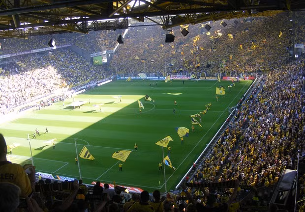 Sự trở lại thần kì của CLB Dortmund đã thu hút rất nhiều CĐV của đội bóng này đến sân. Cùng với giá vé vào sân khá rẻ nên tình yêu bóng đá cuồng nhiệt của người dân Dortmund đã khiến SVĐ Signal Iduna Park luôn trong tình trạng đầy ắp người mỗi khi có trận đấu tại đây.