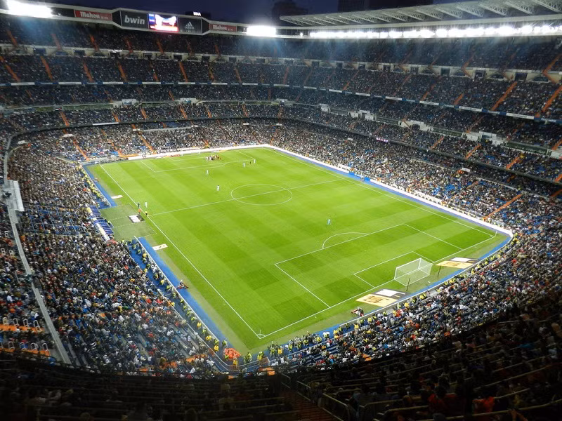 Những thành tích trên khiến cho Real Madrid sở hữu lượng fan đông đảo và họ sẵn sàng móc hầu bao để mua vé vào sân xem các cầu thủ con cưng thi đấu. Chính sách xây dựng đội bóng thành “Dải ngân hà” giúp Madrid cũng là một yếu tố khiến Real thu hút các CĐV đến sân Bernabeu.