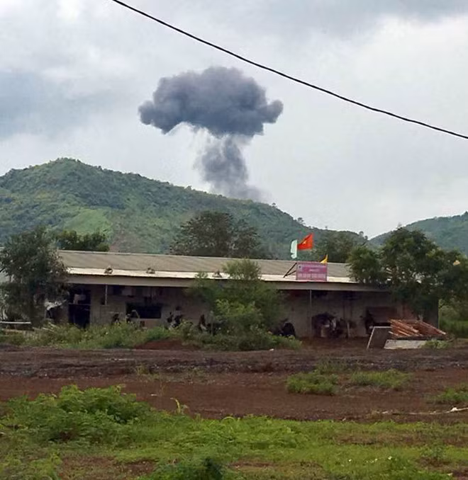 Đến chiều ngày 26/7, danh tính 2 chiến sĩ hy sinh cũng đã được cập nhật đó là trung tá Khuất Mạnh Trí, Phó Trung đoàn trưởng, Tham mưu trưởng, sinh năm 1978; quê quán: phường Lê Lợi, thị xã Sơn Tây, thành phố Hà Nội; thượng tá Phạm Giang Nam, Chủ nhiệm bay Trung đoàn 921, sinh năm 1972; quê quán: Thụy Bình, Thái Thụy, Thái Bình.