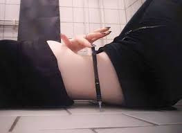 Chỉ cần khi nằm xuống, vòng eo của bạn nhỏ hơn chiều dài chiếc bút thì xin chúc mừng: bạn đang sở hữu vóc dáng thon gọn. Trào lưu này đang được rất nhiều cô nàng yêu thích vì có thể khoe khéo vòng eo nhỏ nhắn của mình.