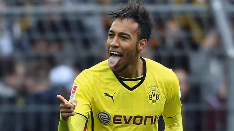 Nếu cứ ở Bundesliga đứng dưới cái bóng của Bayern Munich, tại sao Aubameyang không chuyển đến CLB khác để tìm kiếm vinh quang cho mình.