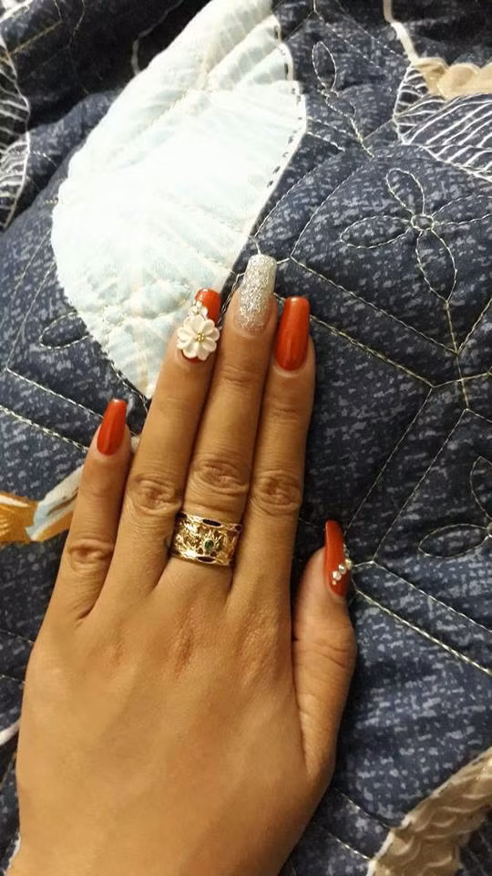 Cũng trong bài viết của mình, nickname Angela Do cũng chia sẻ thêm rằng dịch vụ chà chân gót chân bên Mỹ chỉ có 5 USD (100 ngàn đồng) nhưng tại Việt Nam con số mà chị phải bỏ ra lên tới 250 ngàn.