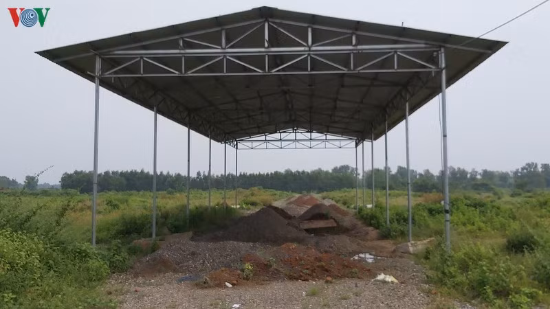 Căn nhà tiền chế làm nơi giao dịch khách hàng tại Thị xã Phú Mỹ đã tháo hết các vách, nhân viên không còn lui tới, giao dịch.