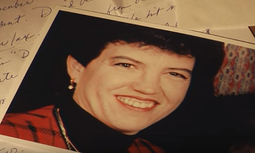 Như vậy, động cơ gây án của David là tình và tiền. Trước tối hậu thư của người tình, anh ta quyết định giết vợ thay vì ly hôn. Câu chuyện đã trở nên rõ ràng. David định giết vợ lần đầu trong chuồng ngựa hôm 19/11/1998. Anh ta đánh vào phía sau đầu vợ bằng rìu, nhưng Sandra sống sót và giấu kín chuyện. 18 tháng sau, David ra tay lần thứ hai bằng cách bắn vào đầu vợ hai lần khi cô đang ngủ.