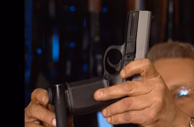 Vị chuyên gia đưa súng lên thiết bị chuyên dụng để đo lực kéo cò. Kết quả cho thấy cò súng rất nặng, đòi hỏi lực tác động gấp từ 2 tới 3 lần so với những khẩu súng lục thông thường. Nếu Sandra tự bắn vào đầu, chắc chắn cô không còn đủ sức để kéo cò lần thứ hai. Một kết luận chắc chắn nữa rằng: Khẩu súng không thể tự nhả hai viên đạn sau một lần siết cò, và cũng không thể cướp cò.