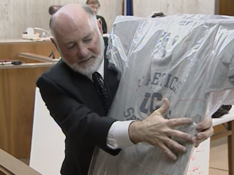 Chiếc áo của bị cáo trở thành vật chứng quan trọng trong quá trình xét xử.