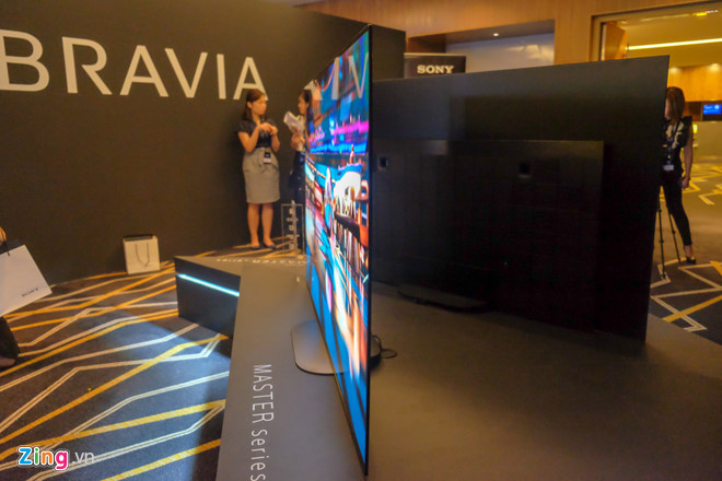 Nhìn chung TV đạt độ mỏng ấn tượng cả về phần viền màn hình lẫn phần khung.