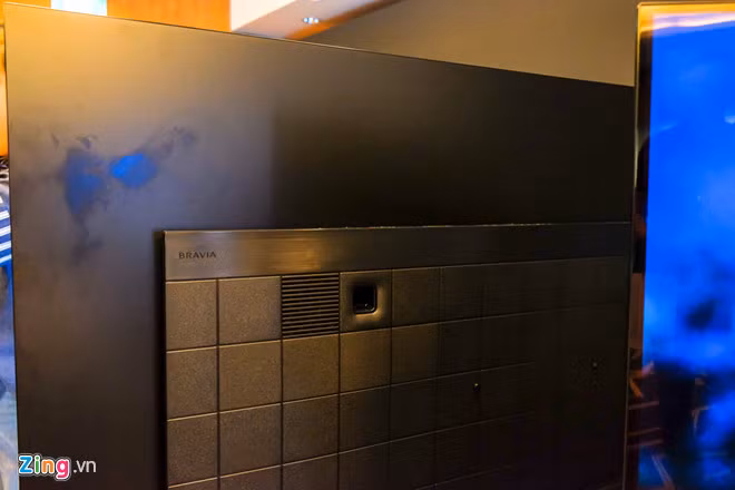 Thay đổi thứ 2 là phần loa ở mặt sau lớn hơn, nhờ vậy chất lượng âm thanh cũng được cải thiện.