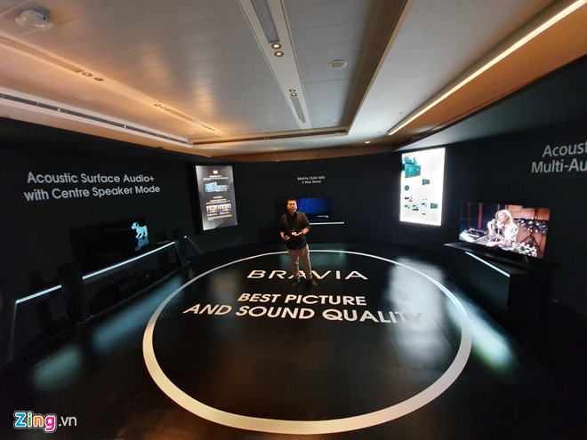 Sony bổ sung một tính năng là Center Speaker Mode, giúp người xem cảm nhận âm thanh từ loa trung tâm sống động hơn và hướng từ phía TV chứ không hướng từ phía dưới như dàn âm thanh thông thường.