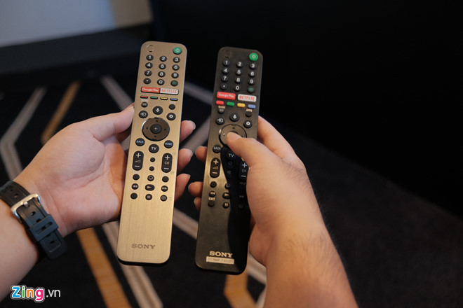 Sony đã thay đổi thiết kế điều khiển của dòng TV mới, thân điều khiển mỏng hơn và bấm dễ hơn. Những dòng cao cấp gồm A9G, A8G và X950G sẽ có điều khiển đẹp, bấm tốt hơn ở bên trái.