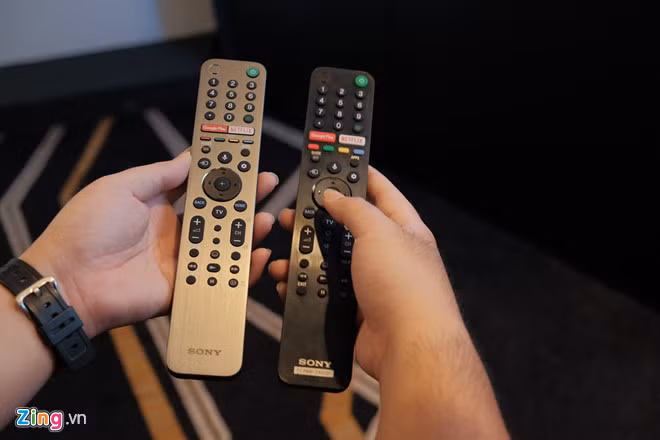 Sony đã thay đổi thiết kế điều khiển của dòng TV mới, thân điều khiển mỏng hơn và bấm dễ hơn. Những dòng cao cấp gồm A9G, A8G và X950G sẽ có điều khiển đẹp, bấm tốt hơn ở bên trái.