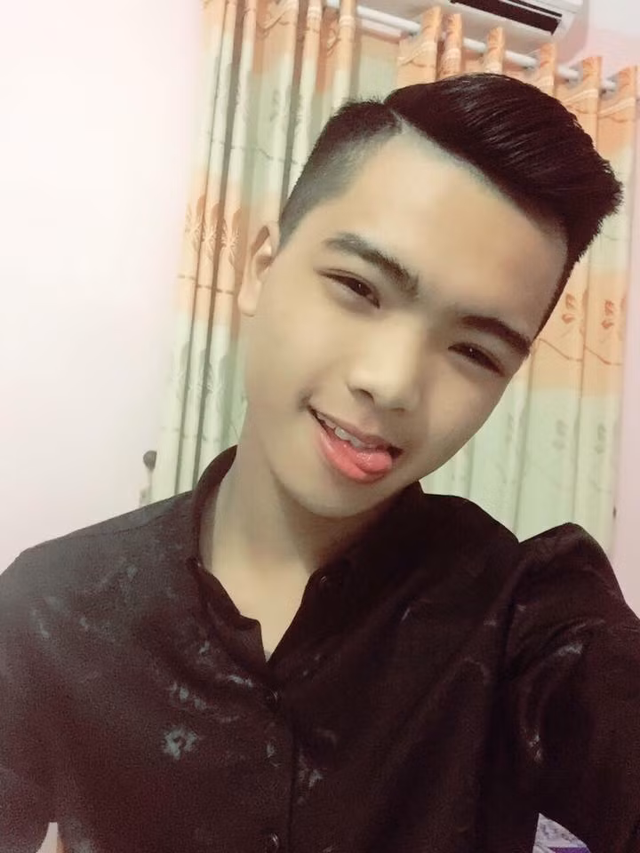 Cũng trong clip, 1 thành viên trong nhóm chặn xe cướp tiền tại Phù Ninh - Phú Thọ cho biết, hành động này của họ không mang tính chất cướp giật, mà chỉ là tìm tài xế đã "chặt chém" họ tới 500.000 đồng khi bắt xe xuống Hà Nội.