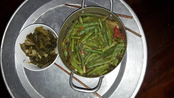 Các bà vợ rất hồ hởi "khoe" chiến tích nấu ăn của ông chồng mình. "Độc" "lạ" và đong đầy tình cảm.