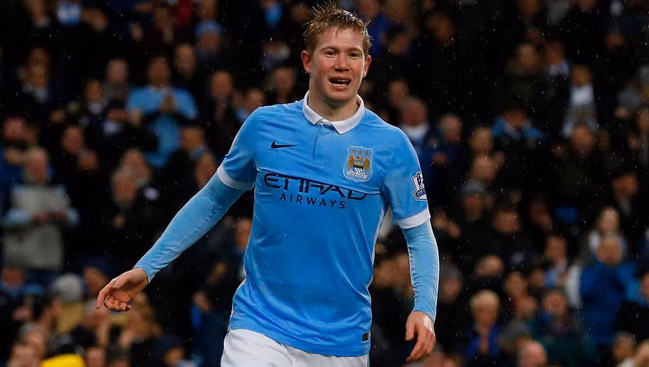 Đến với Man City hồi đầu mùa giải 2015/2016, thế nhưng Kevin De Bruyne đã chứng tỏ được khả năng của mình. Thi đấu ở rất nhiều vị trí từ tiền vệ trung tâm đến chạy cánh, tiền vệ người Bỉ này liên tục đặt đồng đội vào những tình huống ăn bàn.