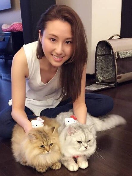 Florinda Ho sinh năm 1989, là con gái của Stanley Ho và người vợ thứ 3, tức là chị gái của Laurinda Ho. Ấn tượng đầu tiên của mọi người về Florinda chính là ngoại hình xinh đẹp, dịu dàng và sự sang trọng, trưởng thành.