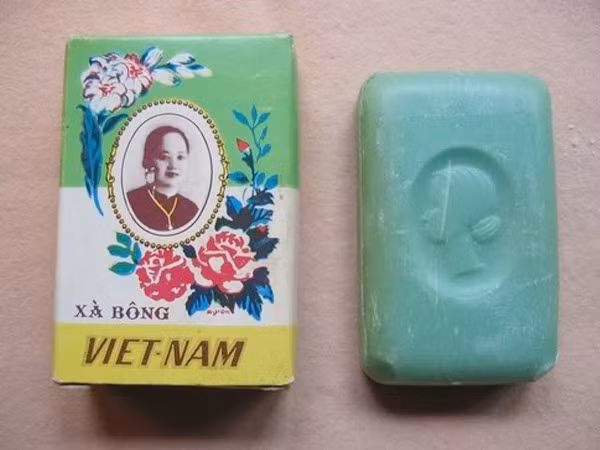 Nhắc đến những mỹ phẩm ngày xưa, bác Hà Phạm (47 tuổi, Hà Nội) chia sẻ: "Ngày trước cô nào mà có hộp phấn bông lúa của Thái là quý lắm. Tuy bình dân nhưng cũng là có cái làm đẹp. Ưu điểm của loại phấn quốc dân này là bám rất lâu, lại có mùi thơm đặc trưng, nhưng khuyết điểm là phấn này đúng nghĩa là phấn, tức là nó có màu trắng bệch như bụi phấn học trò chứ không trong trẻo tự nhiên đủ màu như các loại phấn hiện nay".