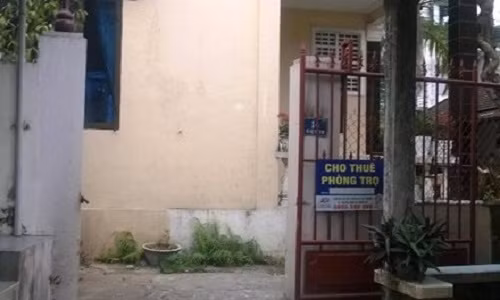 Nhà trọ nơi nam sinh viên L. treo cổ tự tử.