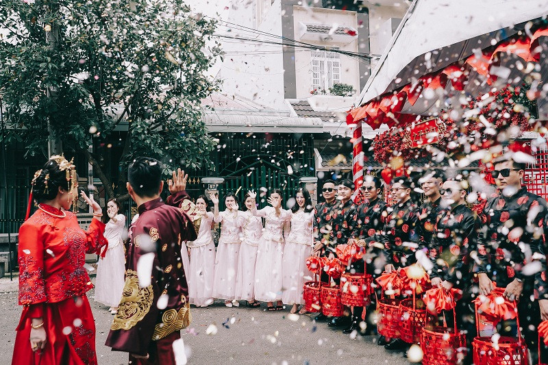 Vì yêu, đôi trẻ đều tự nguyện thay đổi bản thân. Chỉ cần điều gì người thương không hài lòng là chú rể Quang Nhật sẵn sàng sửa chữa. Về phía Phi Yến, cô đã học nấu ăn, tiết chế tính cách bướng bỉnh của bản thân và biết quan tâm tới ông xã nhiều hơn
