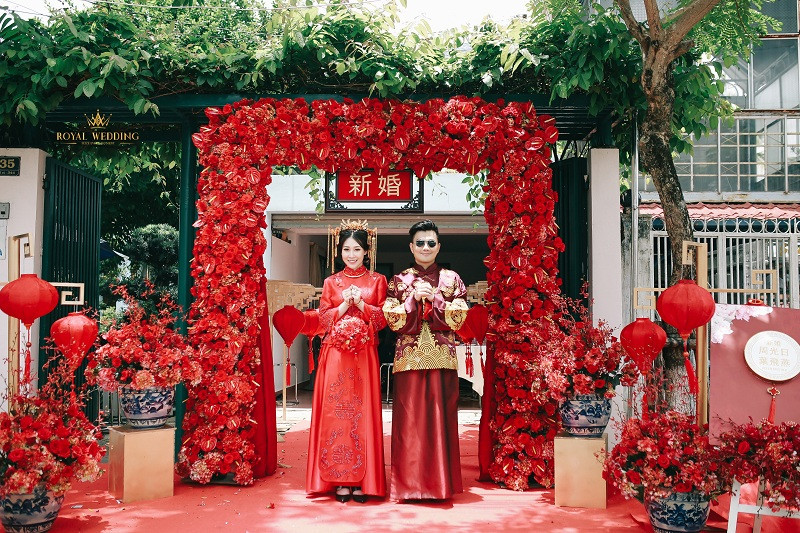 Việc chuẩn bị trang phục cho bộ ảnh ăn hỏi là là phần khó khăn nhất . Đôi vợ chồng trẻ này dù đã bỏ công sức tìm kiếm ở nhiều địa điểm khác nhau nhưng vẫn không chọn được mẫu ưng ý. Cuối cùng, họ quyết định lên mạng tìm hình mẫu và đặt may.