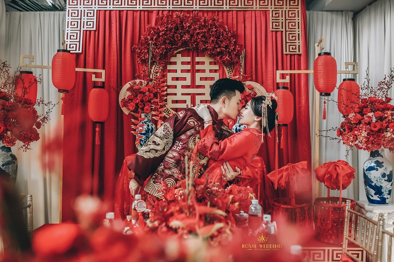 Quang Nhật quen Phi Yến khi cô vừa chạm ngưỡng 18 tuổi trăng tròn. Yêu nhau được 2 năm cũng là lúc cô dâu 9X vừa tròn 20 xuân xanh, đôi trẻ liền tổ chức đám cưới.