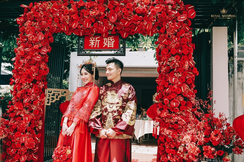 "Điều mình yêu nhất ở chồng là anh luôn quan tâm vợ mọi lúc mọi nơi. Trong mắt mình, anh là một người đàn ông có trách nhiệm với gia đình, là chỗ dựa vững chắc cho vợ con", cô dâu Phi Yến chia sẻ thêm.