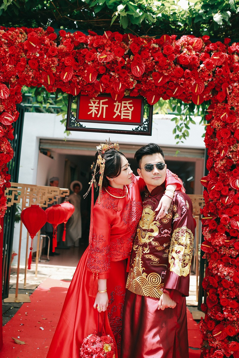 "Đồ bưng quả nữ thì có sẵn nhưng đồ bưng quả nam thì mình phải đặt hàng bên Trung Quốc, chờ 15 ngày mới có hàng", cô dâu Phi Yến chia sẻ về trang phục của đội bê tráp.