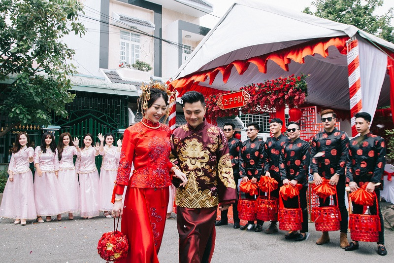 Sự độc đáo ở trang phục, đồ sính lễ, đội ngũ bê tráp đã khiến bộ ảnh ăn hỏi của Phi Yến – Quang Nhật trở nên đặc biệt và thu hút sự chú ý từ cộng đồng mạng bình luận và chia sẻ.