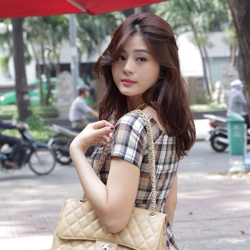 Ngoài giờ học thiết kế thời trang, Hồng Châu cũng tham gia nghệ thuật bằng vai trò người mẫu teen cùng với đó là diễn xuất. Nếu bạn là một Youtuber thì sẽ không khó để nhận ra cô bạn Sài Gòn này đang vào vai một cô nàng đanh đá và hung dữ trong channel Tươi xanh.