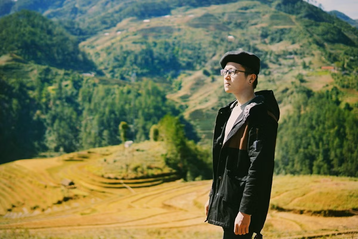 "Thực sự với một thằng sinh viên, không phải xin tiền bố mẹ ăn học là đã vui lắm rồi. Tặng được quà cho bố mẹ nữa thì các bạn cũng biết là mình hạnh phúc đến nhường nào. Làm thằng đàn ông, có thể đi xe cùi, ăn mặc nhếch nhác, nhưng bố mẹ và vợ con thì phải trên hết". Chàng sinh viên ĐH Luật chia sẻ thêm.