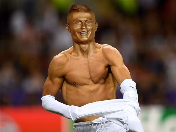 Rất nhiều người đã bình luận rằng bức tượng miêu tả khuôn mặt của Cristiano Ronaldo ở sảnh sân bay tại quê hương của siêu sao người Bồ Đào Nha này như anh ta vừa ngã cây xong.