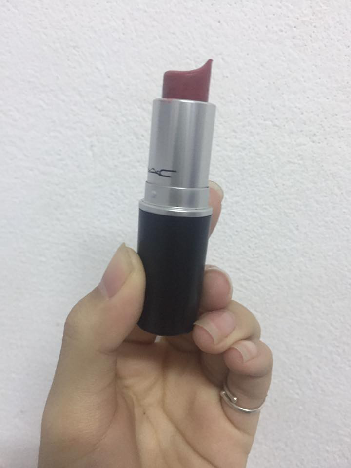 "Đánh son là một nghệ thuật, và các thím giống như nghệ sĩ điêu khắc vậy" - nickname Phuong Nguyen tếu táo chia sẻ.