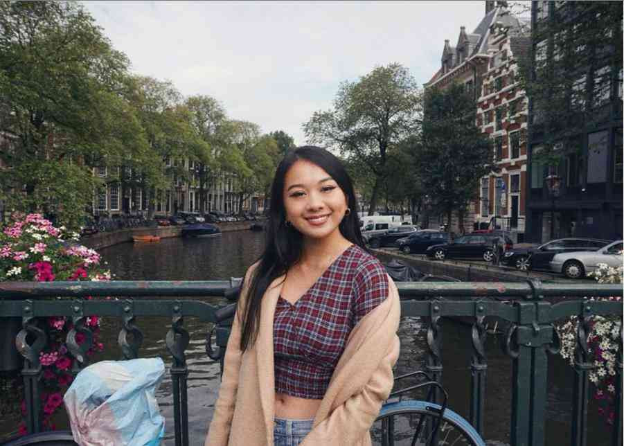 Nhạc cụ mà Yenli có thể chơi thuần thục đó là violin trong dàn nhạc của trường.