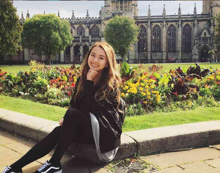 Yenli đã được xem là "bản sao" của MC Nguyễn Cao Kỳ Duyên. Cô sở hữu đôi mắt to tròn, cuốn hút và gương mặt thanh tú.