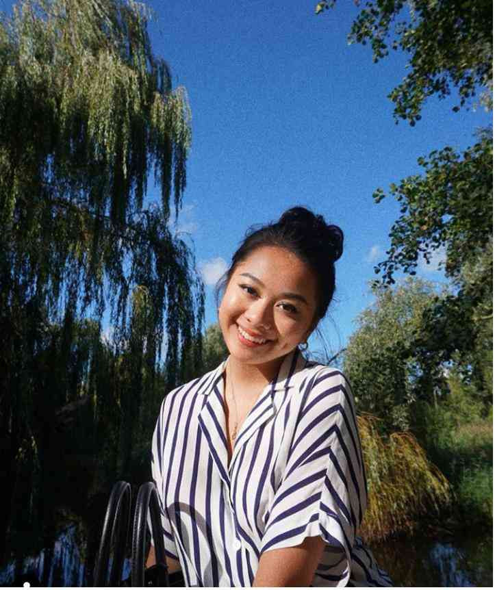 Khi còn học THPT, Yenli từng giành được bằng khen của trường THPT về thành tích trong lĩnh vực âm nhạc.