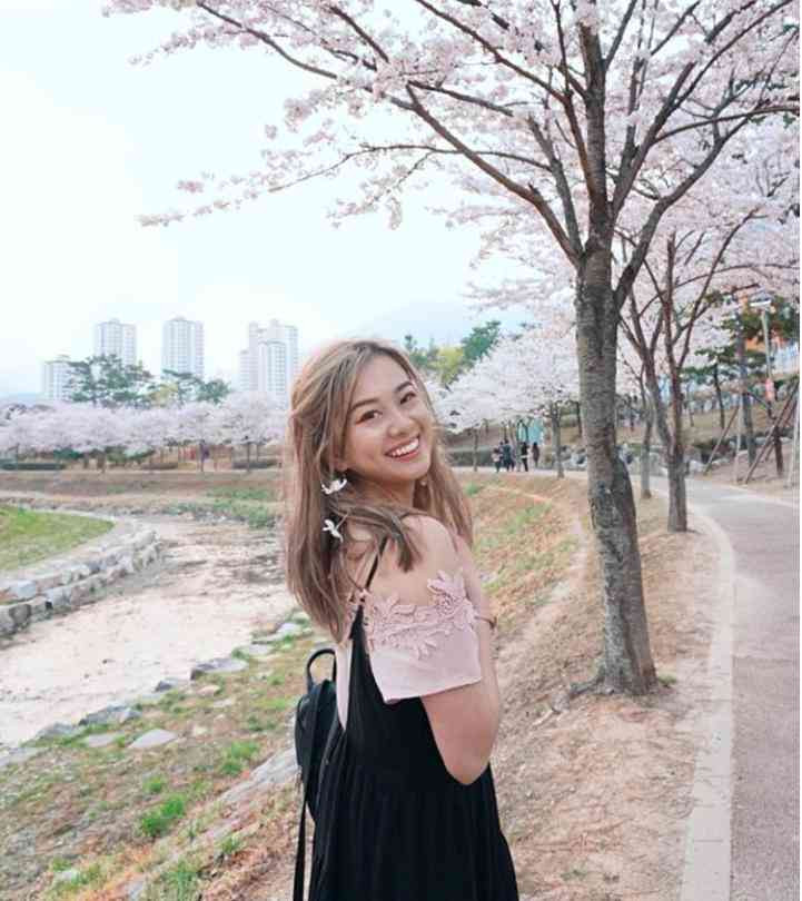 Vì sợ sự nổi tiếng sớm sẽ ảnh hưởng đến các con nên phải tới khi Yenli tốt nghiệp THPT, MC Kỳ Duyên mới "khoe" về 2 cô con gái xinh đẹp với công chúng.