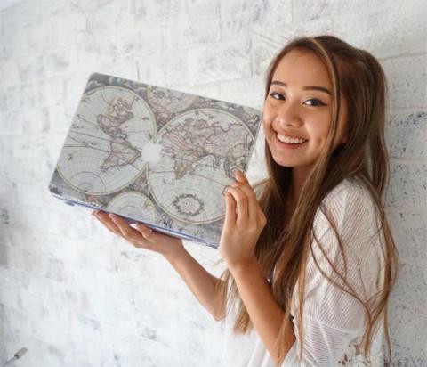 Trong 2 cô con gái MC Kỳ Duyên, Yenli sở hữu nhiều đường nét giống mẹ. Cô cũng có phong cách sôi động, tràn đầy năng lượng như bà mẹ nổi tiếng của mình.