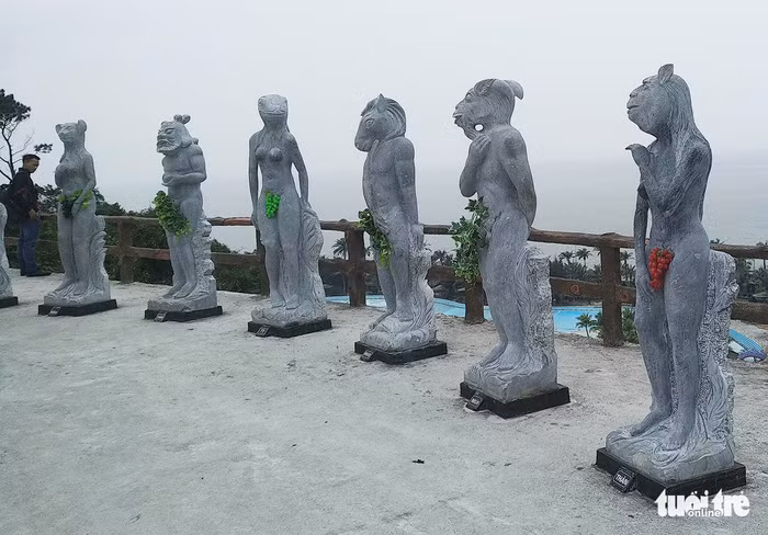 Đến chiều 29-3, một số du khách vẫn có thể chiêm ngưỡng bộ tượng 12 con giáp gây xôn xao cộng đồng mạng những ngày qua - Ảnh: TIẾN THẮNG