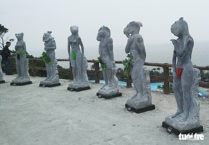 Đến chiều 29-3, một số du khách vẫn có thể chiêm ngưỡng bộ tượng 12 con giáp gây xôn xao cộng đồng mạng những ngày qua - Ảnh: TIẾN THẮNG