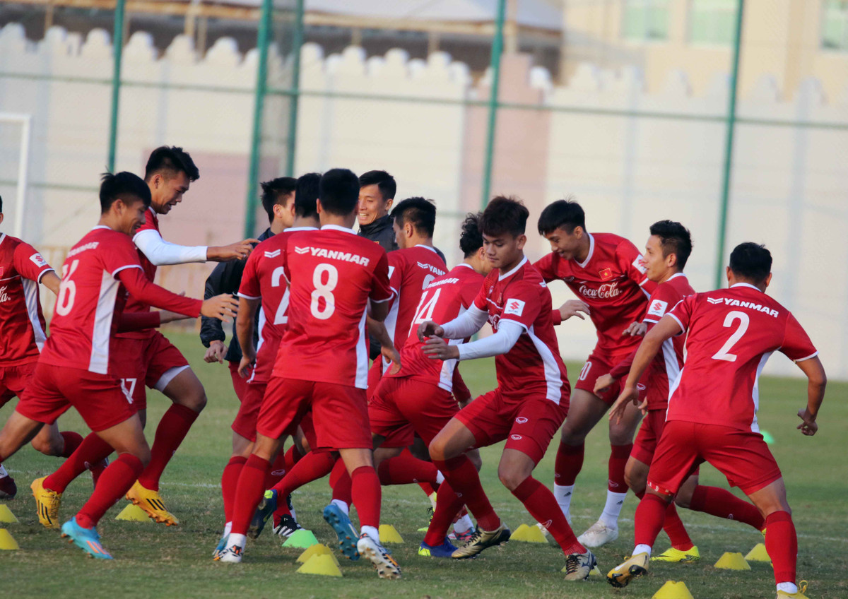 Do vừa có chuyến bài dài, HLV Park Hang-seo chỉ cho các cầu thủ tập nhẹ để lấy lại thể lực trước khi vào những bài giáo án tiếp theo.