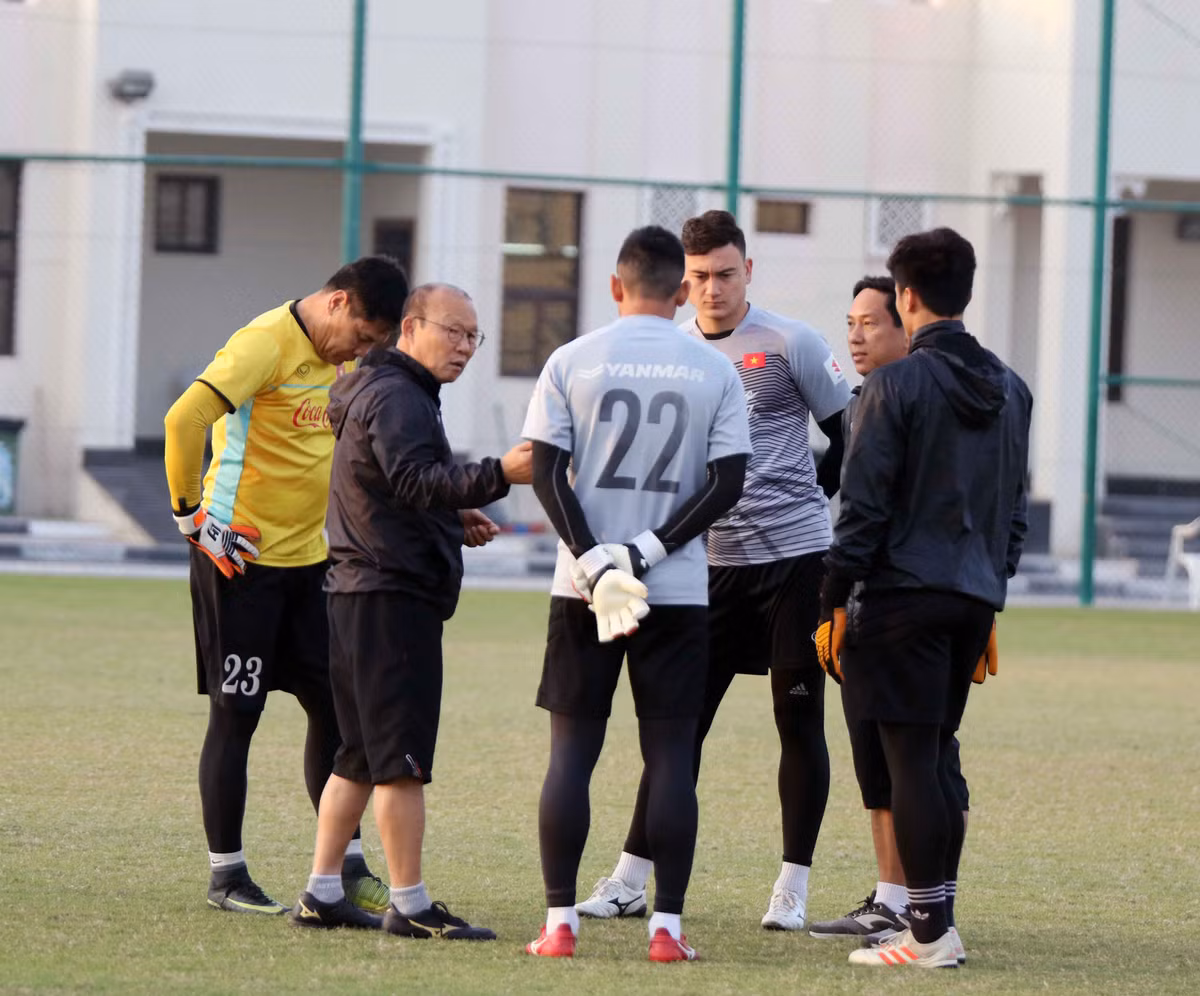 Quỹ thời gian chuẩn bị cho VCK Aisan Cup 2019 không còn nhiều nên HLV Park Hang-seo đặc biệt nhắc nhở các cầu thủ phải luôn duy trì sự tập trung và thói quen tốt trong sinh hoạt, tập luyện, đảm bảo bước vào đấu trường châu lục với phong độ cao nhất.