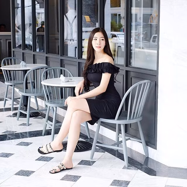Một nữ thiết kế thời trang Thái đang gây bão mạng xã hội nhờ thân hình thon thả nuột nà, đặc biệt là làn da trắng không tì vết, bên cạnh đó là phong cách ăn mặc cực nổi bật cá tính.
