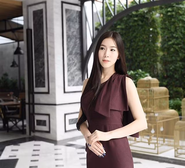 Theo tìm hiểu của dân mạng đó là nhà thiết kế thời trang có nickname Mgumlynn, hiện sinh sống và làm việc tại thủ đô Bangkok - Thái Lan.