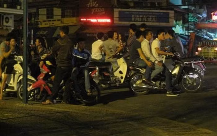 Dù đã có rất nhiều hình thức từ ngăn chặn đến xử phạt các dân tổ nhưng dường như những điều mà cơ quan chức năng đưa ra chưa đủ để can ngăn, giảm thiểu hiện trạng đua xe đêm tại Hà Nội.