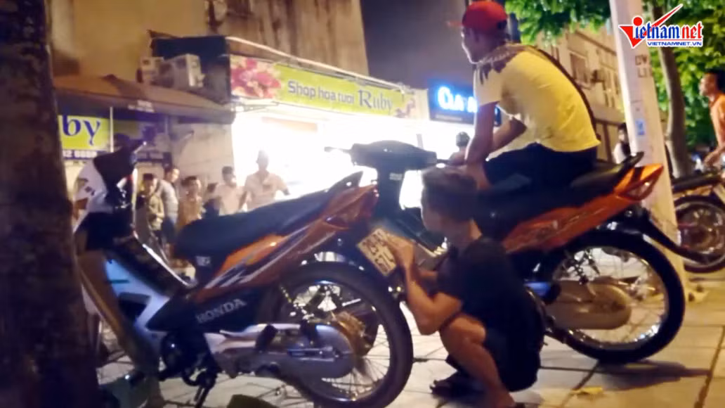 Những tiếng nẹt bô, ấn còi rồi những pha úp vỉa đá lửa của các dân tổ đi bão đêm đã phá vỡ cái không gian tĩnh mịch của Hà Nội vào lúc nửa đêm.